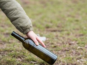 В речпорту Якутска приезжий мужчина нанес бутылкой тяжелую травму коллеге