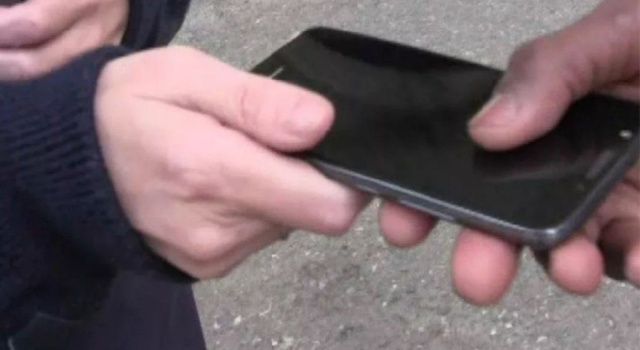 В Якутске местный житель обманом похитил телефон у пожилого мужчины