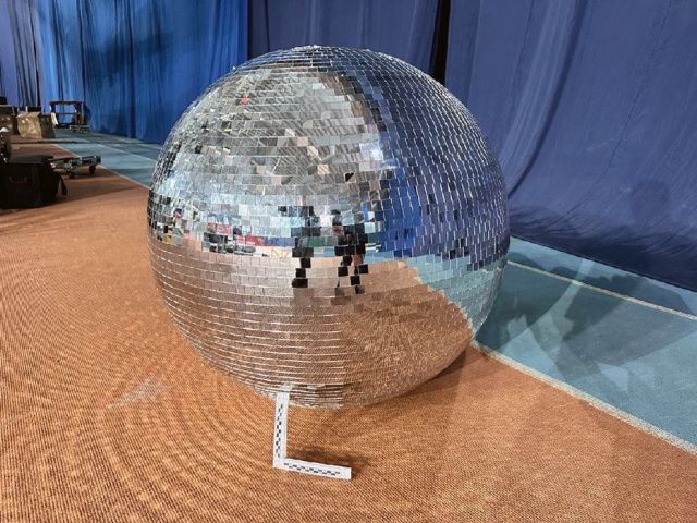 Падение диско-шара на зрителей: виновен сотрудник агентства