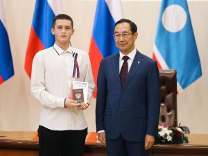 Государственные награды вручил в День Конституции РФ глава Якутии