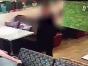 Фиолетовые ногти сдали паренька