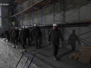 Глава Якутии проверил ход работ в подшефном городе Докучаевске в ДНР