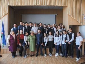 Сардана Авксентьева и Владимир Федоров провели открытые уроки в школах Якутска