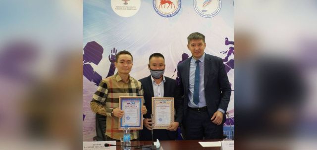 Василию Егорову вручили сертификат на сумму 300 тысяч рублей за серебро на чемпионате России по боксу