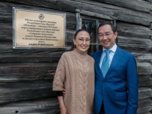 Айсен и Людмила Николаевы открыли после реставрации мельницу-топчанку в Черкехском музее