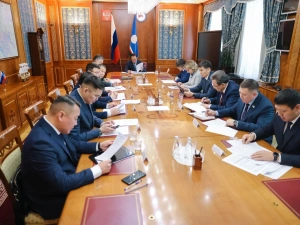 Айсен Николаев провел совещание по экономическим вопросам Якутии