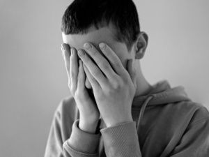 Избивал, унижал, заставлял прислуживать себе, вымогал деньги, угрожал убийством: В Якутии мужчина довел подростка до самоубийства