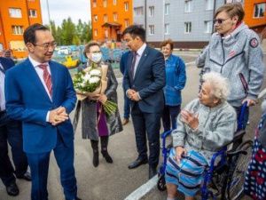 Глава Якутии проверил исполнение программы по переселению граждан из аварийного жилья в Алданском районе