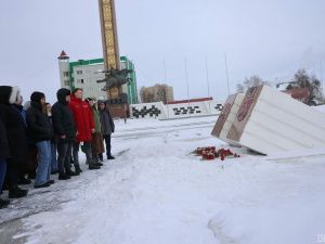 Стихийный мемориал открылся в Якутске после теракта в Подмосковье