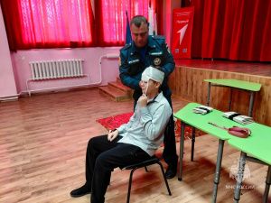 Спасатели Якутского ВГСО научили школьников Мирнинского района оказывать первую помощь