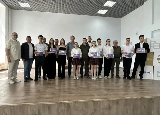 Айсен Николаев поздравил золотых медалистов школ Докучаевска