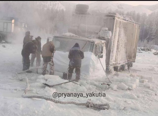 В Томпонском районе идет спасение двух автомобилей изо льда