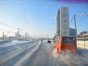 В праздник на уборку: Владимир Федоров поработал снегоуборщиком 23 февраля