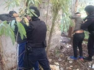 В Якутске молодчики отобрали у подростков бутылку сока, деньги и сотовый телефон