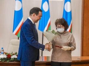 Глава Якутии наградил государственными наградами медицинских работников