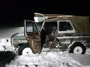 Полицейский из Нюрбы в метель в одиночку отправился спасать застрявших рыбаков. Ему понадобилась помощь тракториста