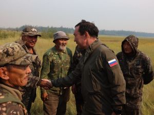 Глава Якутии встретился с огнеборцами в Верхневилюйском районе