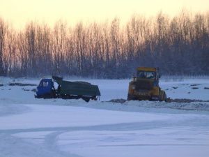 В Якутии строят ледовую переправу через реку Лену