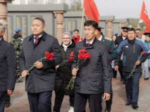 В Якутске возложили цветы в память об окончании Второй мировой войны