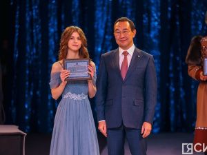 10 лучших школьников по итогам 2024 года наградили на Елке главы Якутии