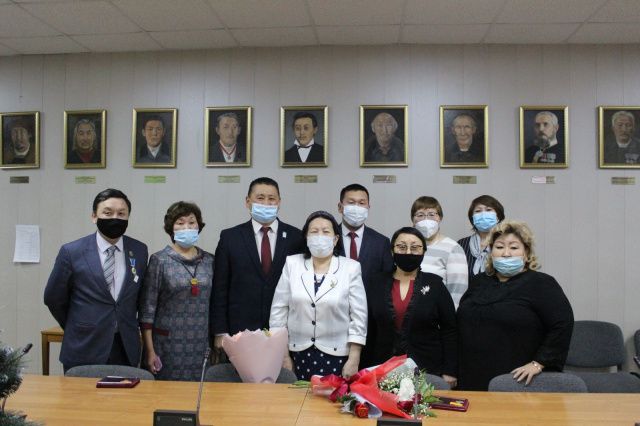 Глава Хангаласского улуса Олег Иринеев вручил государственные и муниципальные награды