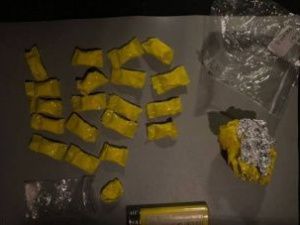 В Якутске на улице Хабарова задержали наркодилера с крупной партией «синтетики»