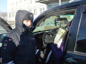 Инспекторы ГИБДД подарили цветы автолюбительницам Усть-Неры