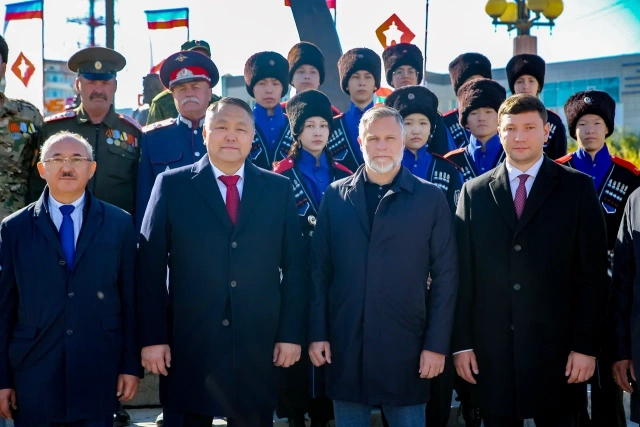 В День города возложили цветы к памятникам якутских исторических деятелей