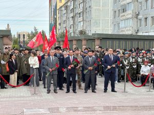 В Якутске в День 80-летия окончания Второй мировой войны возложили цветы к мемориалу «Солдат Туймаады»