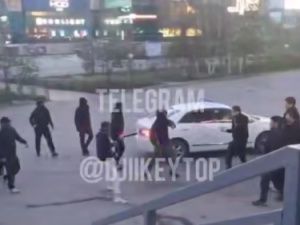 В Якутске две группы молодых людей устроили разборки с битами и пистолетом