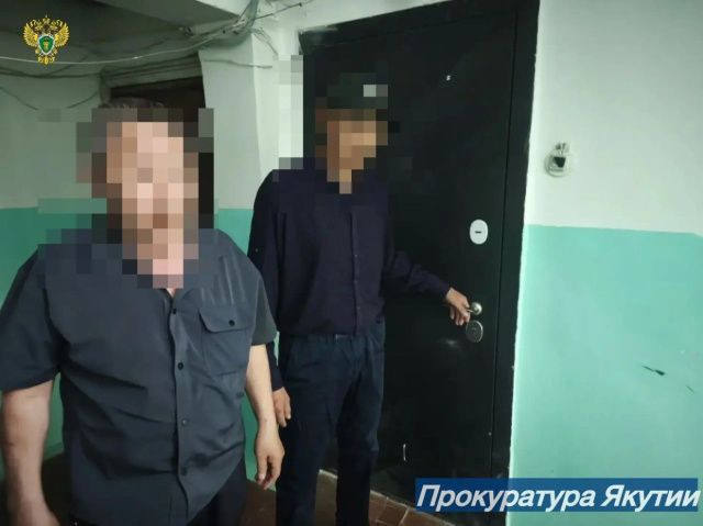 В Якутске пьяный мужчина вломился в квартиру к девочке и угрожал полицейскому
