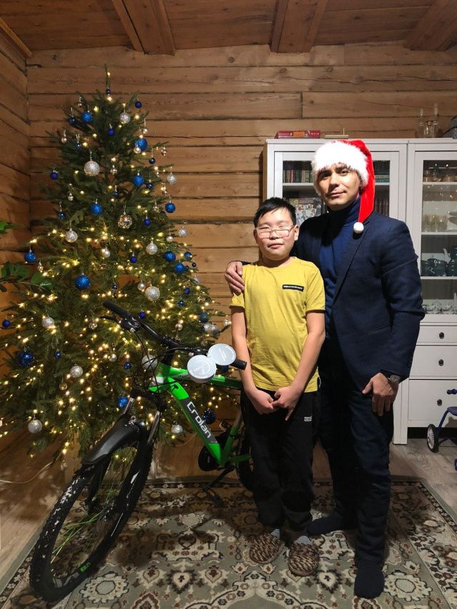 Егор Борисов исполняет новогодние желания детей