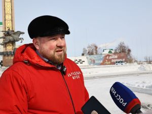 В память о жертвах трагедии на площади Победы в Якутске общественники возложили цветы