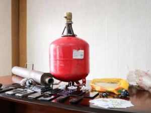 Крупную партию сотовых телефонов пытались переправить на территорию исправительной колонии № 1 с помощью пневматической пушки