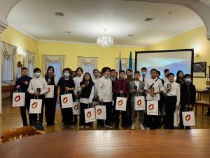 В Якутске юным горожанам торжественно вручили паспорта ко Дню Конституции РФ