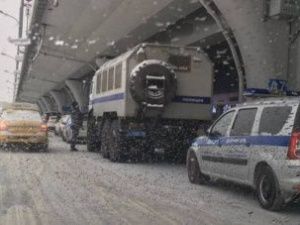 Перед прилетом Навального в аэропорту Внуково заметили автозак