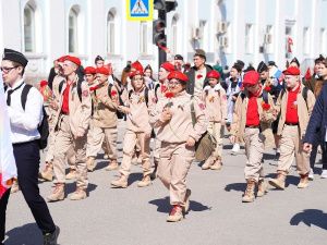 В Якутске прошло торжественное шествие школ, носящих имена героев Великой Отечественной войны «Гордимся славою героев»