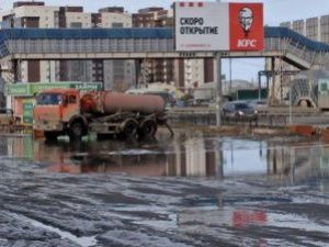 В Якутске устраняют весенний разлив на улицах