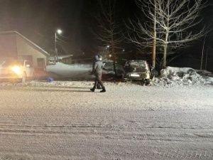 В Ленске 20-летний молодой человек совершил наезд на опору освещения