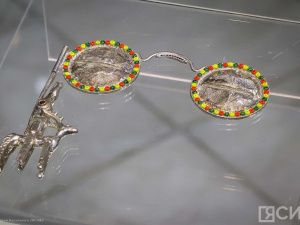 В НХМ Якутии открылась выставка всемирно известного художника-ювелира Александра Манжурьева