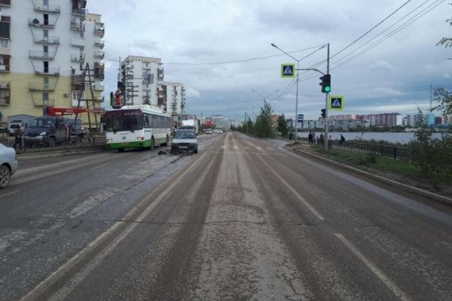 В Якутске водитель сбил девушку на пешеходном переходе
