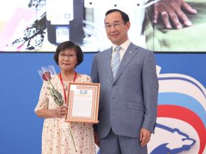 Айсен Николаев наградил волонтёров специальной военной операции