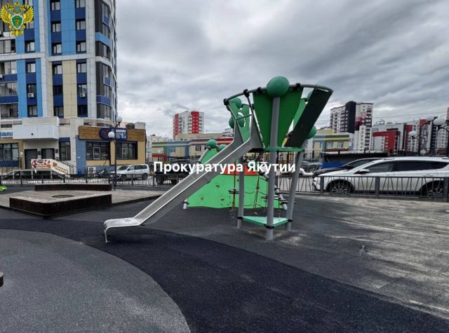 В Якутске 8-летняя девочка упала с башни на детской площадке из-за отсутствия ограждающего бортика и получила перелом позвонка