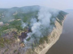 Видеофакт: в Сангаре подземный пожар в заброшенных шахтах вырвался наружу