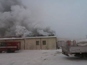 В Якутске загорелся торговый дом на улице 50 лет Советской Армии