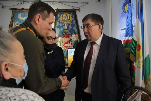 Юрий Куприянов открыл выставку Нюрбинского района в Музее Ярославского 