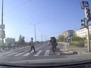 Видеофакт: велосипедист едва не сбил пешехода на переходе