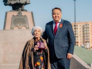 В преддверии Дня Победы в сквере Матери прошла церемония возложения цветов, посвящённая 80-летию Победы в Великой Отечественной войне