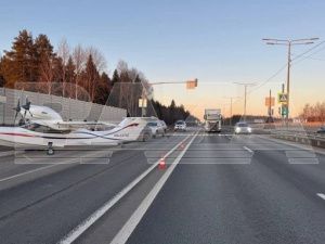 В Вологодской области самолет приземлился прямо на автомобильной трассе