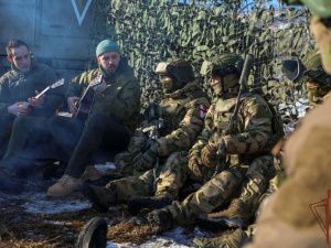 Рэпер ST и гитарист группы «Звери» выступили перед росгвардейцами в зоне СВО